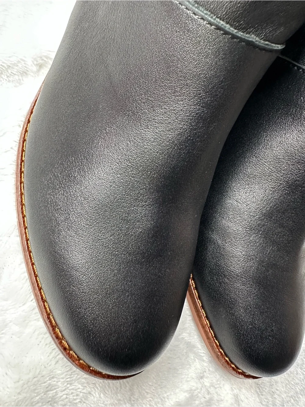 Toms sleek black